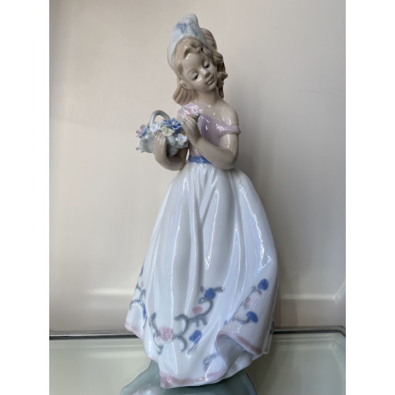 Статуэтка фарфоровая Девушка с цветами